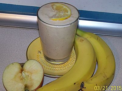Koktajl na bazie jogurtu naturalnego z bananem, jabłkiem i sokiem ...