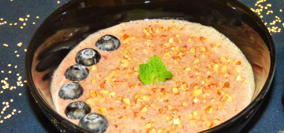 Wegańska zupa mleczna z quinoa, czarnym bzem, borówkami i ...
