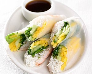 Spring rolls z mango i krewetkami