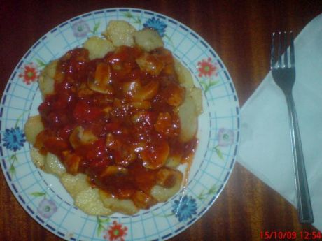 Przepis  pikantne ziemniaki z sosem węgierskim przepis