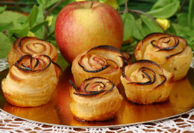 Francuskie róże z jabłkiem