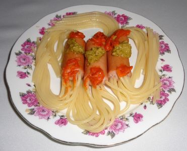 Parówki nadziewane makaronem spaghetti.