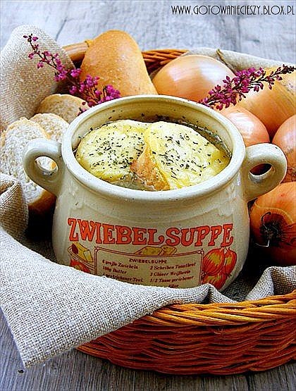 Francuska zupa cebulowa z winem i grzankami serowymi