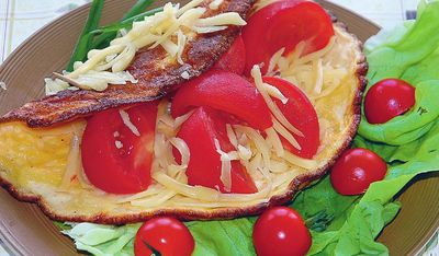 Omlet z serem i pomidorami