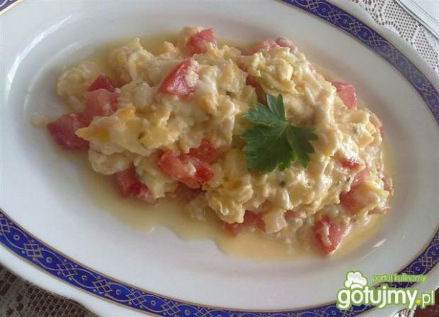 Przepis na jajecznica z pomidorami i oregano
