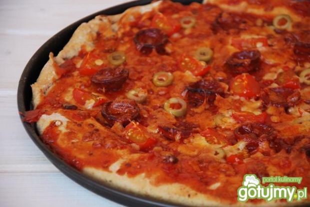 Przepis  ognista pizza z chorizo przepis