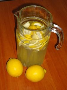 Woda z cytryną i miodem