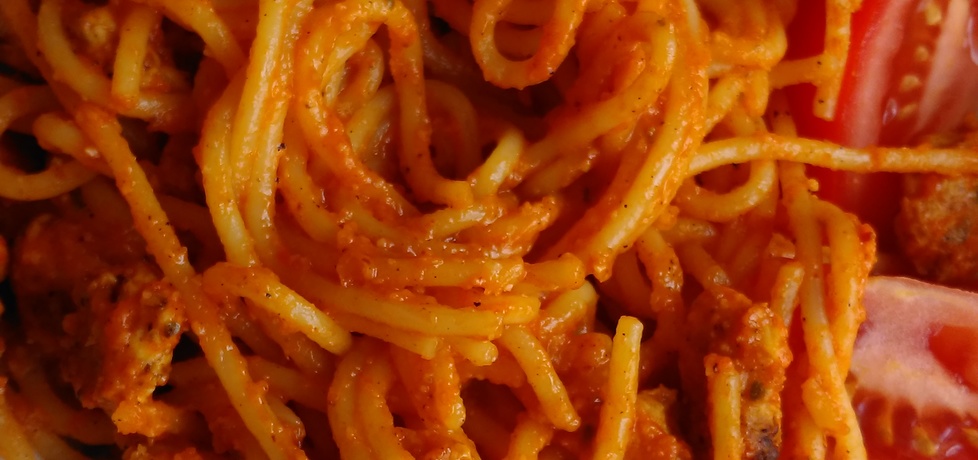 Spaghetti z pesto paprykowo