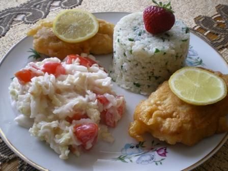 Przepis  ryba w cieście z ziołowym ryżem i sałatk przepis