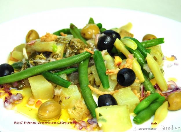 Sałatka ziemniaczana z oliwkami i fasolką szparagową