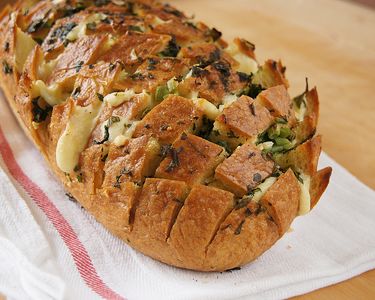 Chleb nacinany z serem, czosnkiem i ziołami