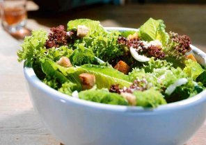 Caesar's salad  prosty przepis i składniki