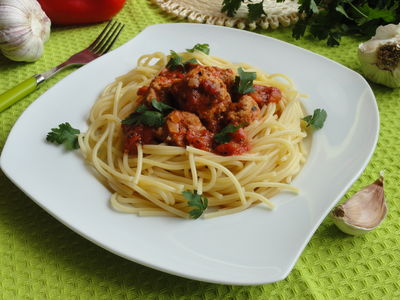 Spaghetti z mięsnymi kuleczkami w sosie pomidorowym ...