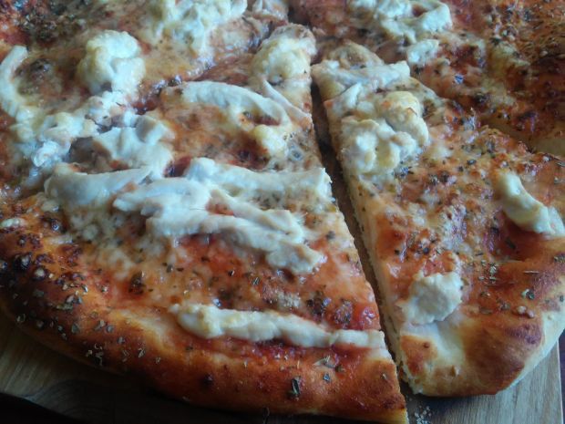 Przepis  domowa pizza serowa z kurczakiem przepis