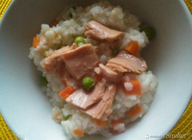 Błyskawiczna sałatka z ryżu i tuńczyka, na ciepło