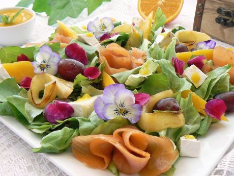 Przepis  sałatka z kwiatami róży i sosem mango przepis