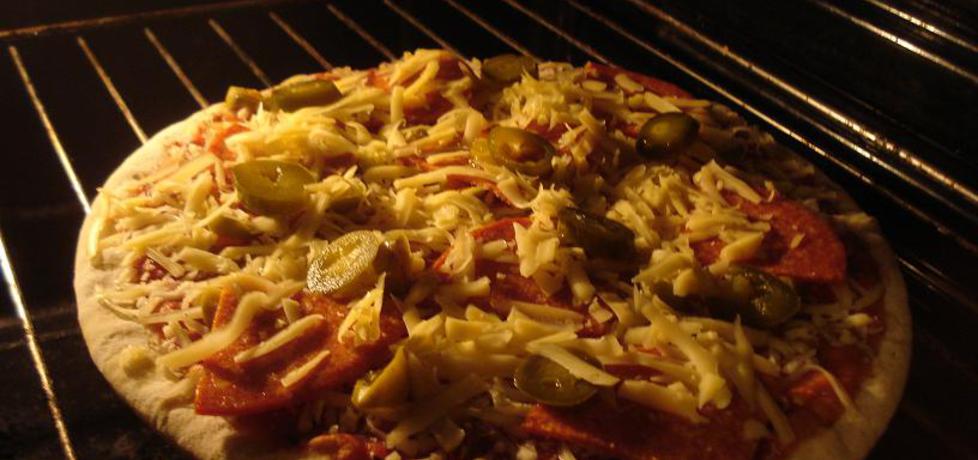 Pizza z papryczkami jalapeno (autor: ania67)