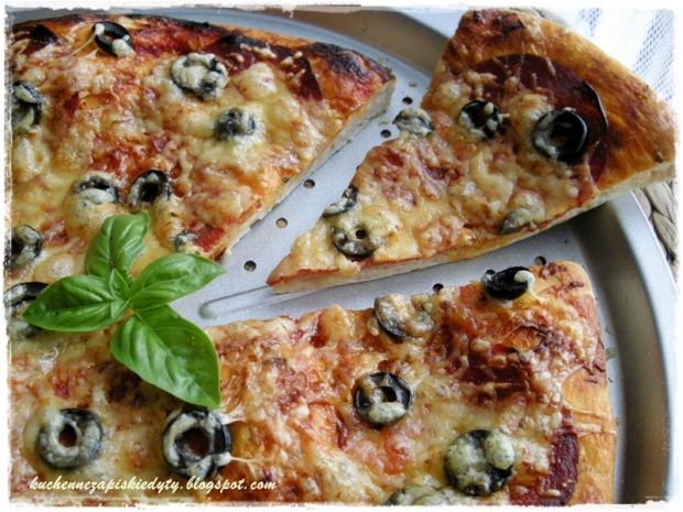 Przepis  pizza z chorizo i czarnymi oliwkami przepis
