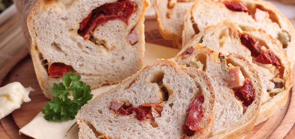 Serowy chleb z boczkiem oliwkami i pomidorami (autor: mysza75 ...