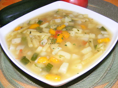 Kolorowa zupa jarzynowa z fasolką szparagową i cukinią ...