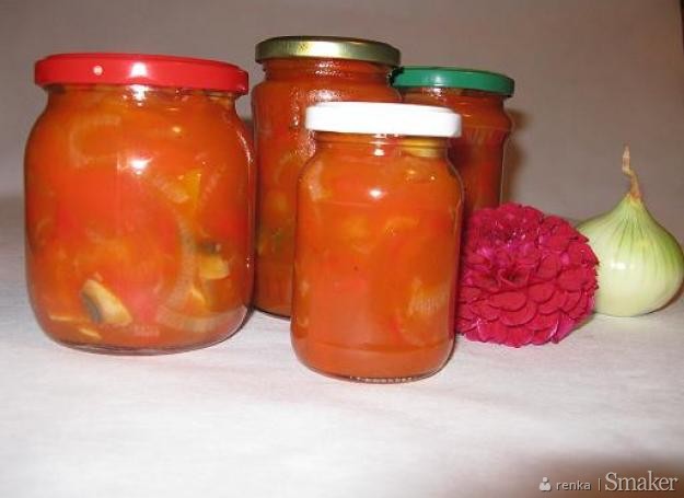Papryka z pieczarkami i cebulą w sosie pomidorowym