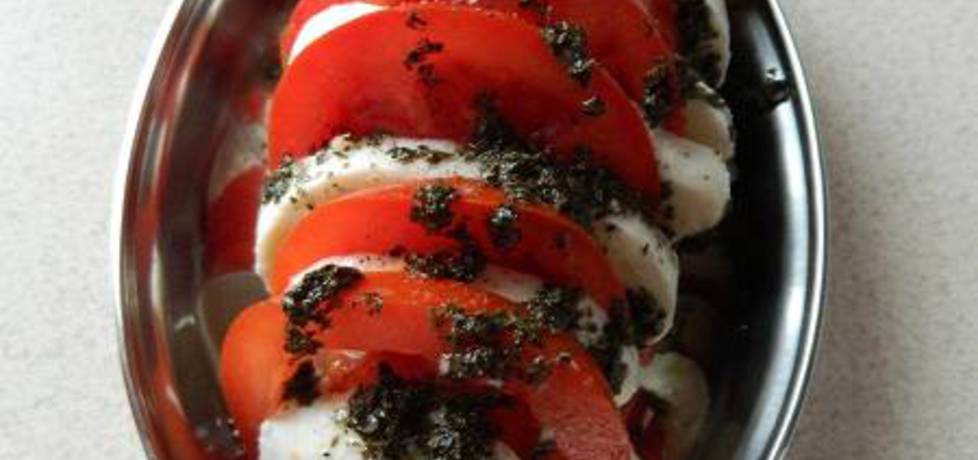 Pomidory i mozzarella z suszoną bazylią. (autor: nogawkuchni ...