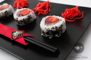 Sushi truskawkowo-rabarbarowe z wędzonym łososiem