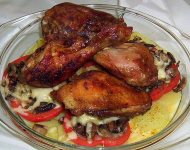 Udka kurczaka na pierzynie z ziemniaków i peczarek ...