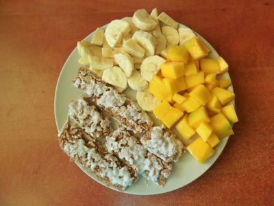Kostki banana i mango z batonikami musli