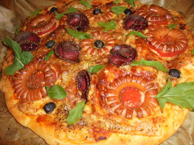 Pizza z parówkami i salami