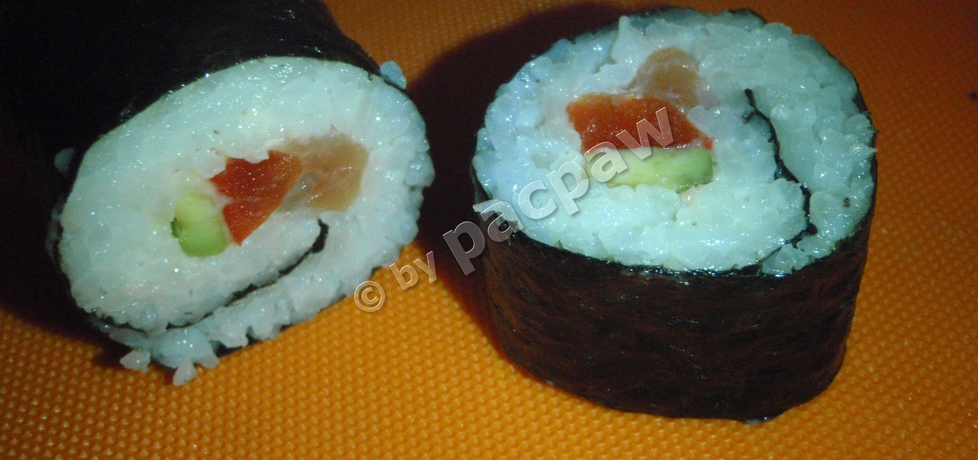 Sushi z łososiem, papryką czerwoną i awokado (autor: pacpaw ...