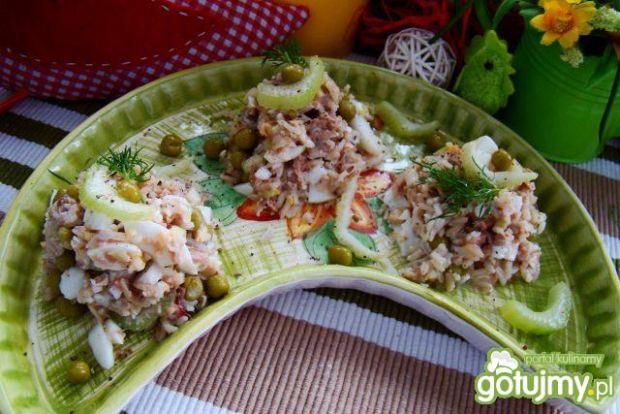 Przepis  sałatka ryżowa z selerem i tuńczykiem przepis