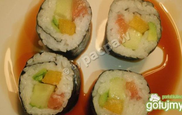 Przepis  sushi – futomaki z łososiem, papryką przepis