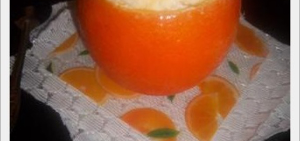 Lody o smaku pomarańczowym w pomarańczowych miseczkach ...