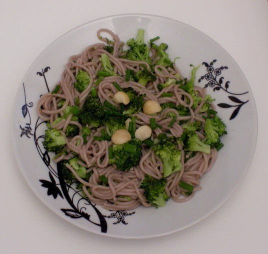 Makaron soba z brokułami i orzechami macadamia