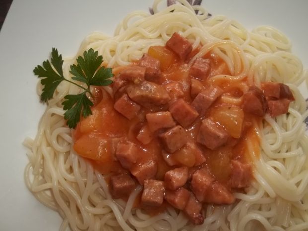 Przepis  spaghetti z kiełbasą i cukinią przepis