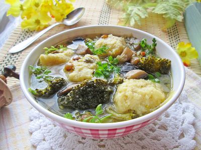 Zupa brokułowa z ziemniaczanymi kluskami