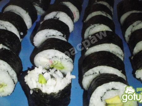 Przepis  sushi z awokado, ogórkiem i paluszkiem przepis