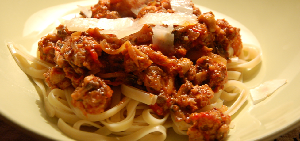 Spaghetti z sosem pomidorowym, mięsem i pieczarkami (autor ...