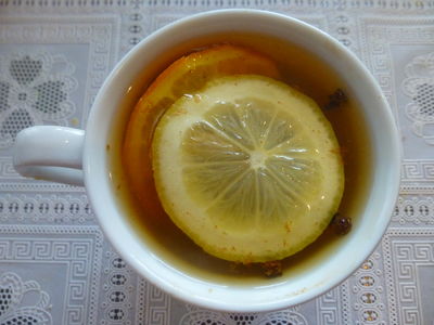 Rozgrzewająca herbata z goździkami i cynamonem