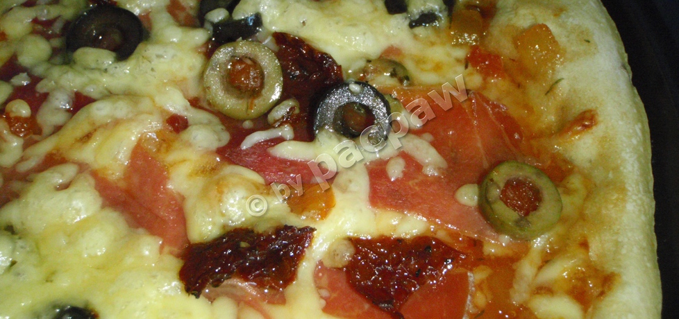 Pizza na pikantnym cieście z szynka serrano (autor: pacpaw ...