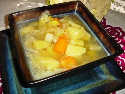 Lekka zupa z młodych warzyw