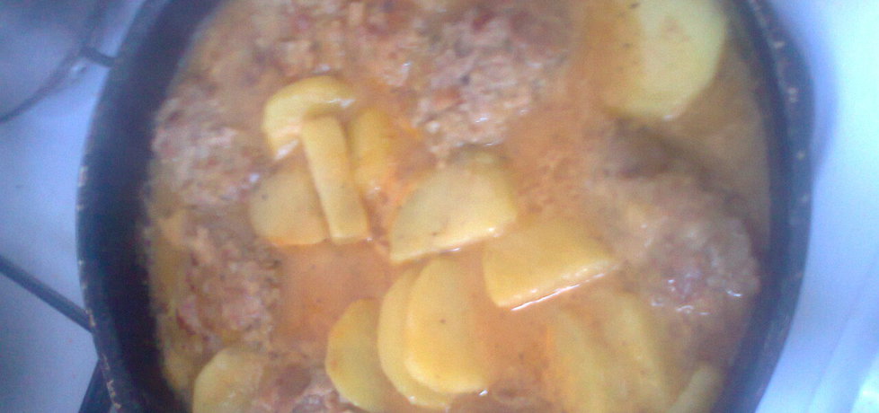 Klopsiki i kartofle duszone w sosie śmietankowo