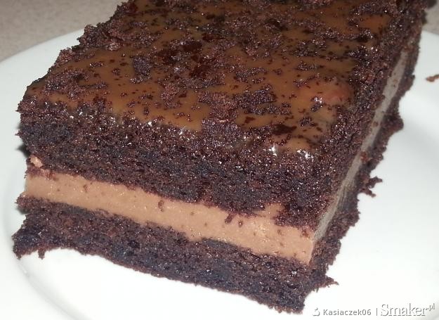 Ciasto kefirowe z czekoladową masą i polewą cukierkową.