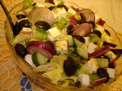 Szybka sałatka z oliwkami i serem