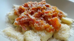 Gnocchi z sosem amatriciana  prosty przepis i składniki