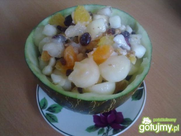 Sałatka owocowa w melonie  przepis kulinarny
