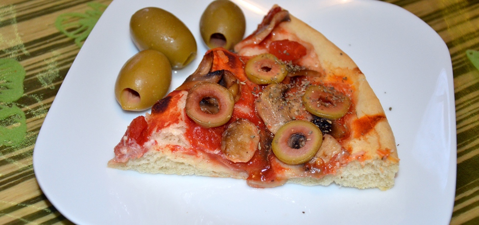Pizza z oliwkami i pieczarkami (autor: asik32)