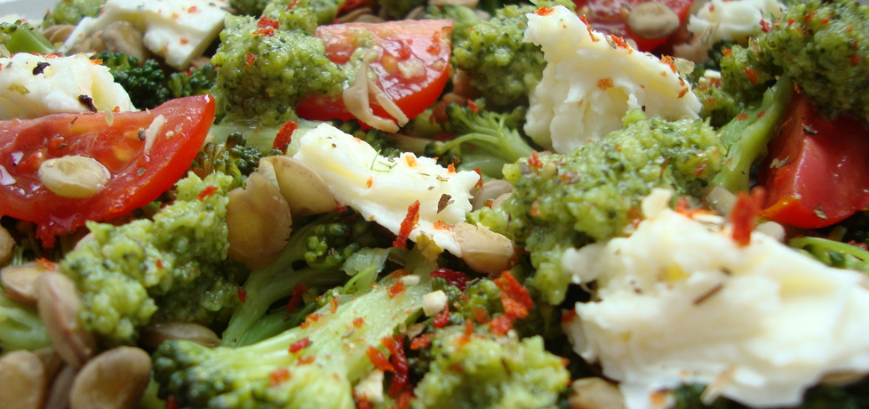 Brokułowe pesto na sałatce z zielonej soczewicy, mozzarelli i ...