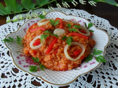 Ryz z sosem pomidorowym po indyjsku.